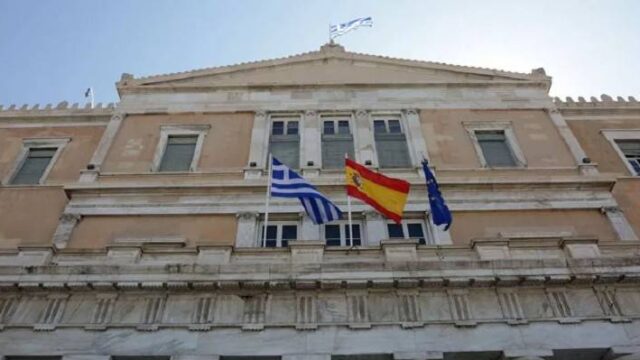Ανάρτηση της ισπανικής σημαίας στη Βουλή ως έκφραση αλληλεγγύης