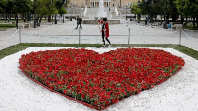 Πρωτομαγιά: Μια κατακόκκινη καρδιά από λουλούδια στην πλατεία Συντάγματος