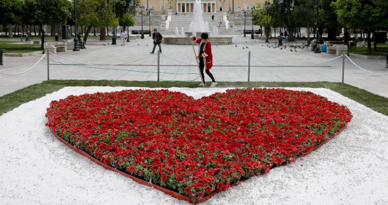Πρωτομαγιά: Μια κατακόκκινη καρδιά από λουλούδια στην πλατεία Συντάγματος