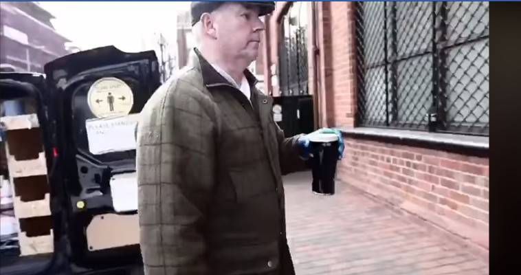 Παμπ στη Β. Ιρλανδία παραδίδει μπύρα βαρελίσια κατ’ οίκο εν μέσω καραντίνας (βίντεο)