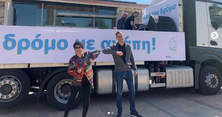 Η Αλκηστις Πρωτοψάλτη τραγουδά στους δρόμους της Αθήνας πάνω σε φορτηγό (βίντεο)