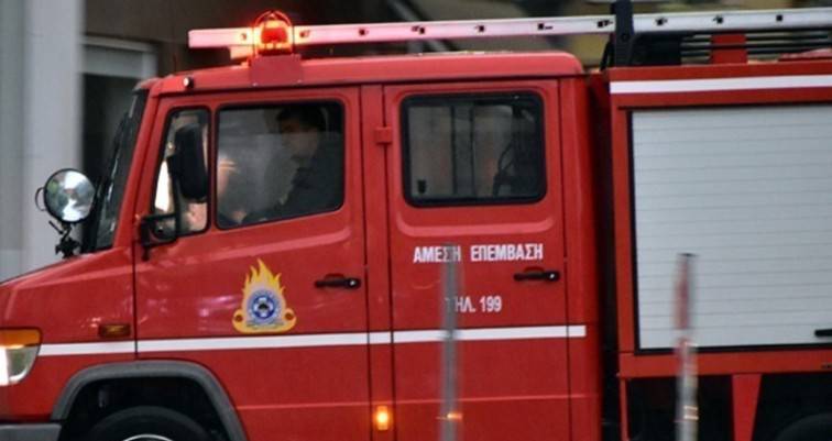 Σαλαμίνα: Υπό μερικό έλεγχο η φωτιά–Τραυματισμός δύο πυροσβεστών