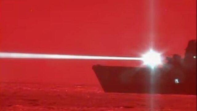 Αμερικανικό πλοίο καταρρίπτει στόχο drone με όπλο Λέιζερ (vid.)
