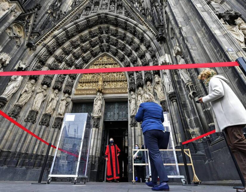 Εκατοντάδες οι “μολυσμένοι” σε Εκκλησίες της Γερμανίας – Νέα αναστολή λειτουργίας