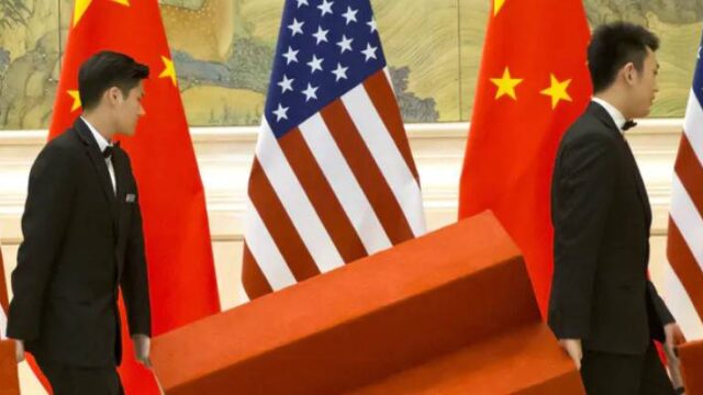 Ο κορωνοϊός πυροδοτεί την υποφώσκουσα σύγκρουση ΗΠΑ-Κίνας