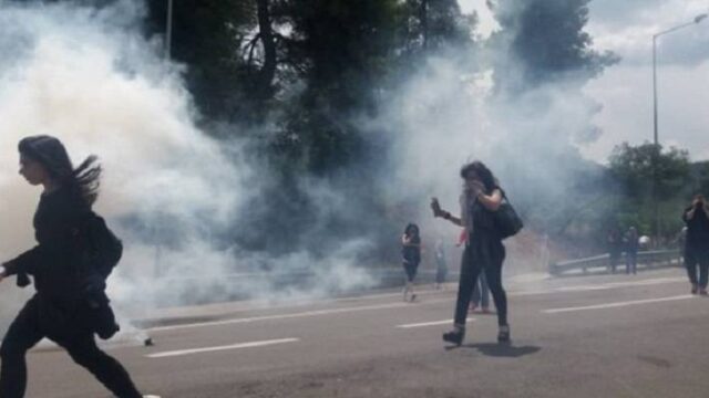 Χημικά εναντίον κατοίκων στη Μαλακάσα, σε διαμαρτυρία για τη δομή μεταναστών