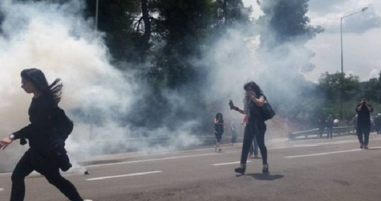 Χημικά εναντίον κατοίκων στη Μαλακάσα, σε διαμαρτυρία για τη δομή μεταναστών