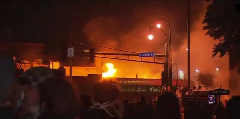 “Καίγονται” οι ΗΠΑ, διαδηλώσεις-ταραχές με αφορμή τον φόνο του Φλόιντ