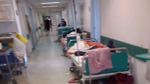 Διάδρομοι γεμάτοι ράντζα στο νοσοκομείο «Αττικόν»