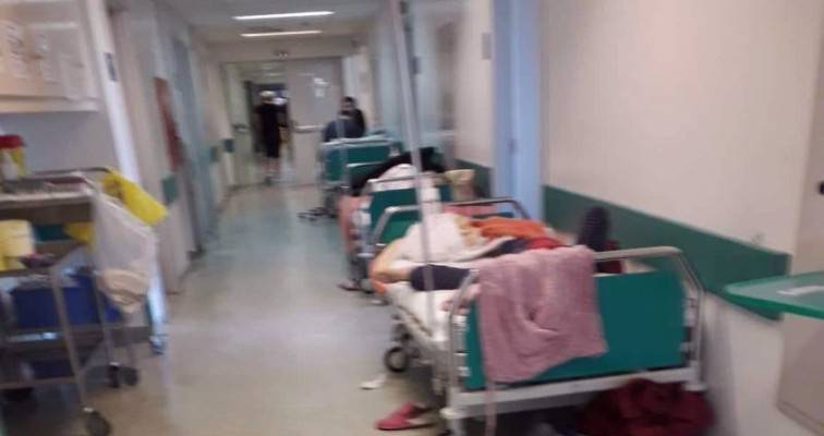Διάδρομοι γεμάτοι ράντζα στο νοσοκομείο «Αττικόν»