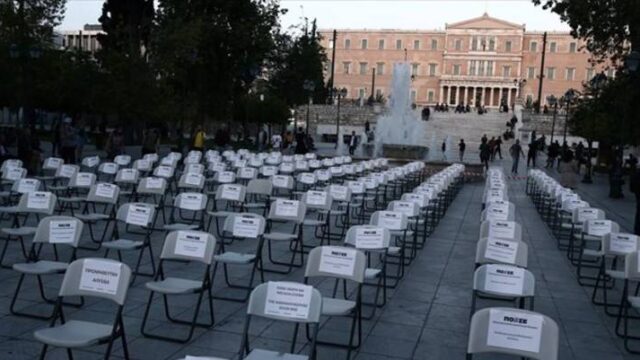 Διαμαρτυρία των εστιατόρων με άδειες καρέκλες