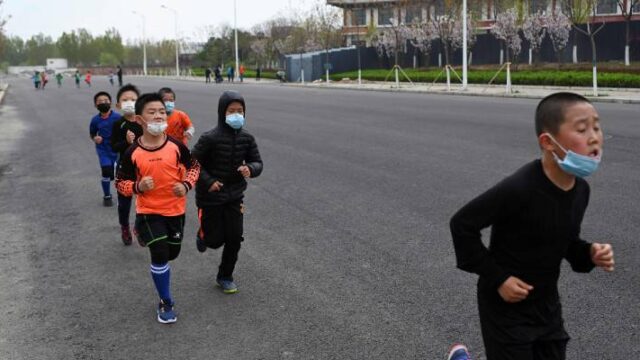 Δύο Κινέζοι έφηβοι πέθαναν ενώ ασκούντο φορώντας μάσκα