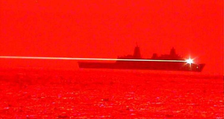 Αμερικανικό πλοίο καταρρίπτει drone  με λέιζερ (βίντεο)