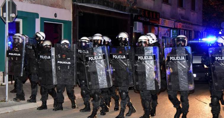 Συμπλοκή πολιτών – αστυνομίας στο Μαυροβούνιο για ιερείς συλληφθέντες για παραβίαση των μέτρων (βίντεο)