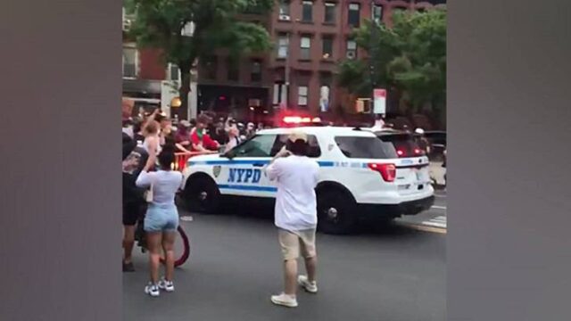 Νέα Υόρκη: Βίντεο με περιπολικό να πέφτει σε διαδηλωτές