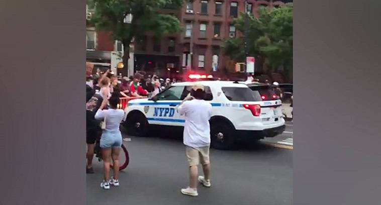 Νέα Υόρκη: Βίντεο με περιπολικό να πέφτει σε διαδηλωτές