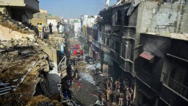 Βρέθηκαν τα “μαύρα κουτιά” του πακιστανικού αεροσκάφους