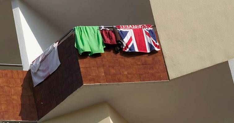Τον συνέλαβαν επειδή στέγνωνε πετσέτα με την βρετανική σημαία στην Καισάρεια
