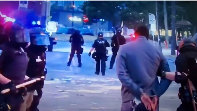 Η αστυνομία συνέλαβε ζωντανά στον αέρα δημοσιογράφο του CNN στη Μινεάπολη (βίντεο)