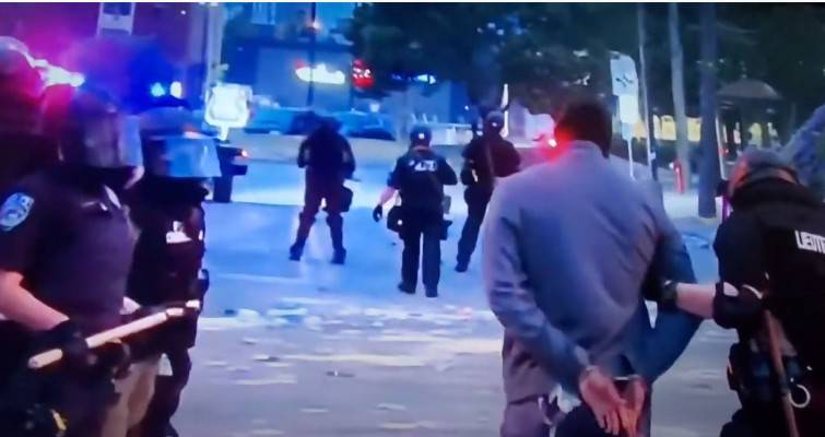 Η αστυνομία συνέλαβε ζωντανά στον αέρα δημοσιογράφο του CNN στη Μινεάπολη (βίντεο)