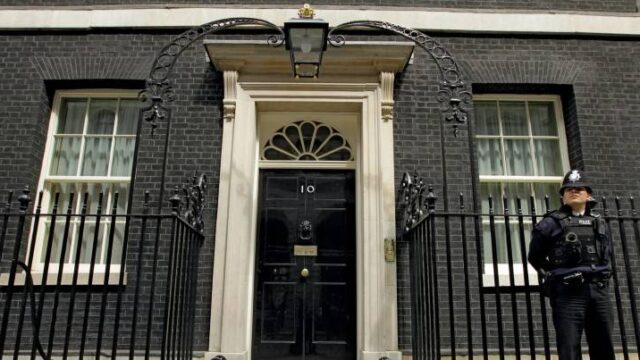 Η βρετανική κυβέρνηση αδειάζει τον πρώην επικεφαλής της MI6 για την προέλευση του κορονοϊού
