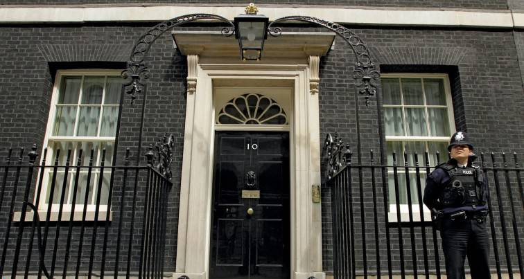 Η βρετανική κυβέρνηση αδειάζει τον πρώην επικεφαλής της MI6 για την προέλευση του κορονοϊού