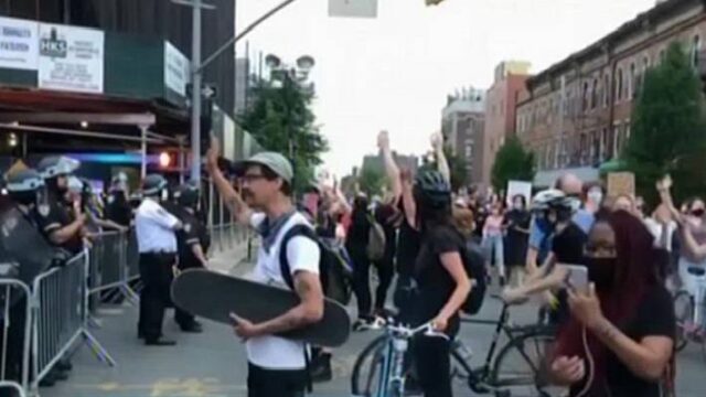 Εισαγγελέας Μανχάταν: Καμία δίωξη στους συλληφθέντες “για το καλό της Δικαιοσύνης”