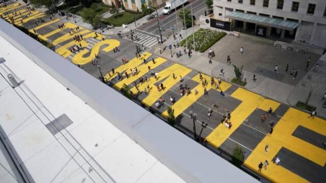 Η Ουάσιγκτον εγγράφει BLACK LIVES MATTER σε πολυσύχναστο δρόμο