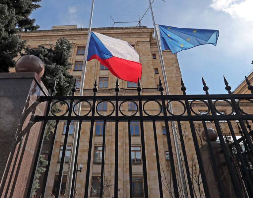 Η Ρωσία απελαύνει δύο Τσέχους διπλωμάτες από τη Μόσχα… αντίποινα