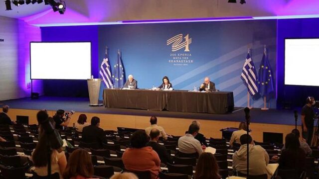 Η Αγγελοπούλου προσπάθησε να απαντήσει για έλλειψη σημαίας, ουδετεροπατρία και "κομψές" αναρτήσεις