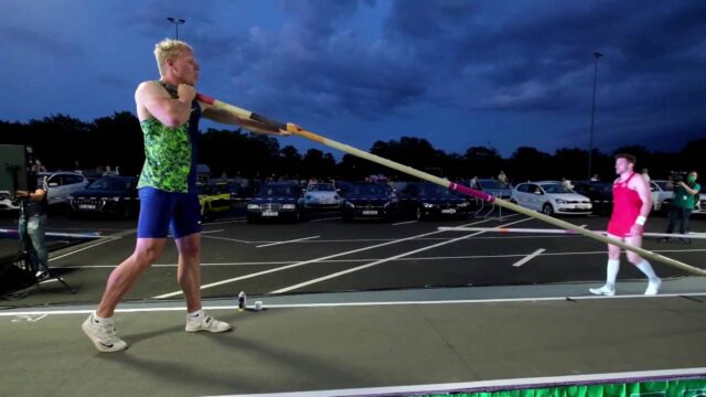 Drive-in sports: Φίλαθλοι παρακολούθησαν από τα αυτοκίνητα τους άλμα επί κοντώ