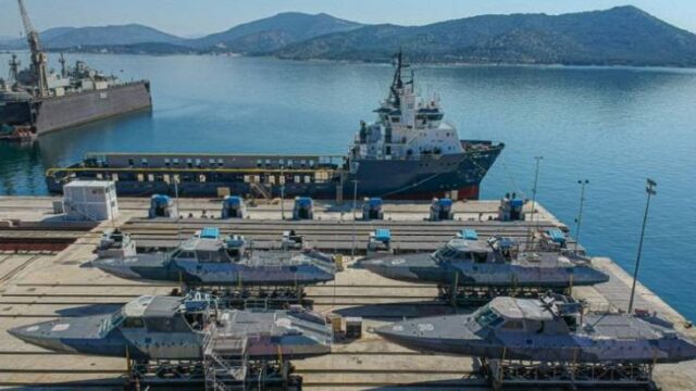 Οι αρχηγοί ΓΕΕΘΑ και ΓΕΝ  στο ναύσταθμο Σαλαμίνας