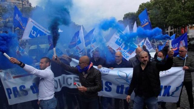 Γαλλία: Αστυνομικοί διαδήλωσαν επειδή απαγορεύτηκε το κεφαλοκλείδωμα