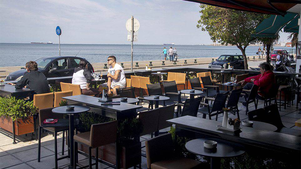 Ανοίγουν σήμερα και οι εσωτερικοί χώροι εστίασης, αλλά και τα μπαρ στις παραλίες