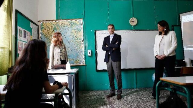 “Δύσκολη εξίσωση ο κορονοϊός”… Στο 2ο Δημοτικό Καλλιθέας ο Μητσοτάκης