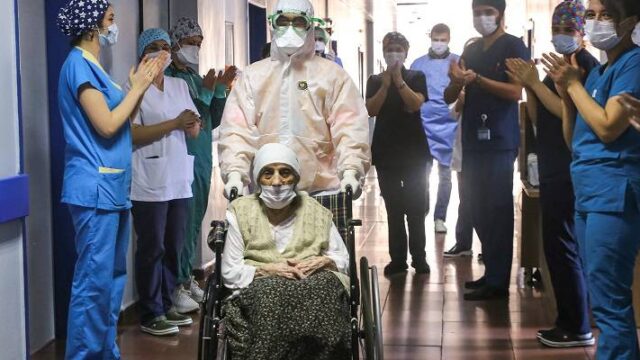 Covid: Τριπλασιάστηκαν οι εισαγωγές στα νοσοκομεία