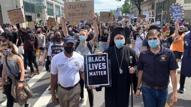 O Αρχιεπίσκοπος Αμερικής σε ειρηνική διαμαρτυρία για την δολοφονία Φλόιντ