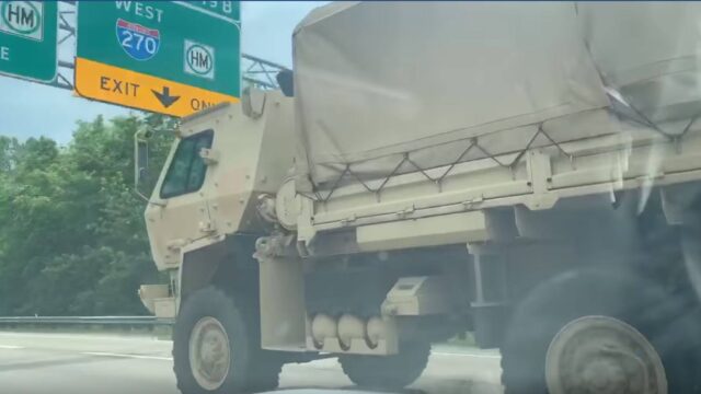 Κίνηση αμερικανικών στρατιωτικών οχημάτων προς την πρωτεύουσα του Οχάιο (βίντεο)