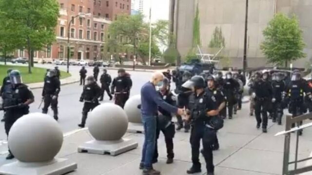 Αστυνομικοί στο Μπάφαλο της Νέας Υόρκης έριξαν στο έδαφος 75χρονο και τον άφησαν αιμόφυρτο (βίντεο)
