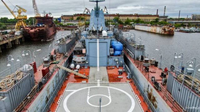 Ρωσική κορβέτα μεταφέρεται με πλωτή δεξαμενή μέσω ποταμού στο Βλαδιβοστόκ (φωτο)