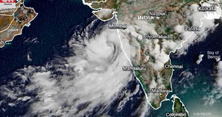 Ο κυκλώνας Νισάργκα απειλεί με καταστροφές Βομβάη και δυτικές ακτές Ινδίας