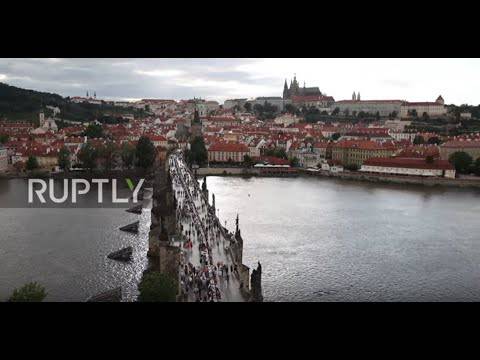 Πράγα: Χιλιάδες «αποχαιρετούν» τον Covid-19 με γεύμα σε τραπέζι 500 μέτρων