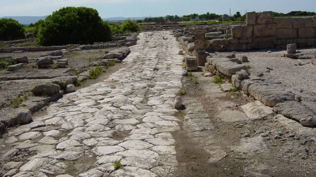 Πώς ταξίδευαν στην αρχαιότητα – Από τις ρωμαϊκές οδούς στους ξενώνες της Μεσοποταμίας, Μάκης Ανδρονόπουλος