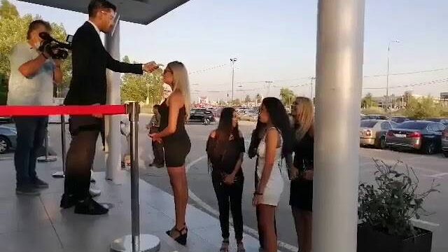 Με τον ήλιο στα μπουζούκια – Ουρά για θερμομέτρηση