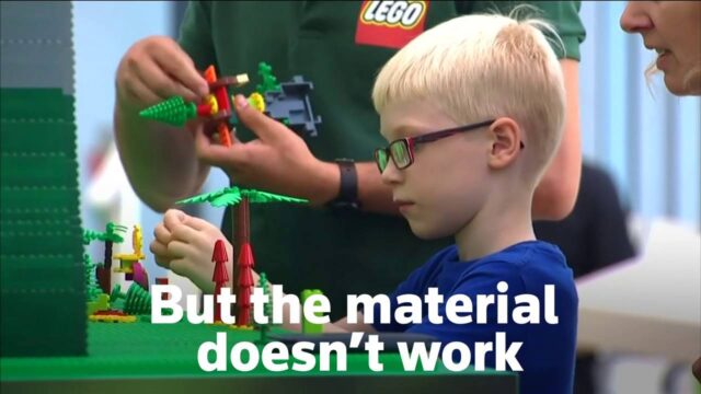 Η Lego αλλάζει τα τουβλάκια της