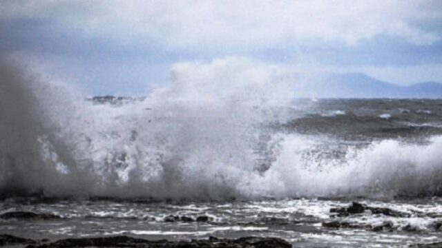 Κύματα τσουνάμι απειλούν τα νησιά Τόνγκα (video)