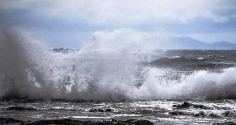 Κύματα τσουνάμι απειλούν τα νησιά Τόνγκα (video)