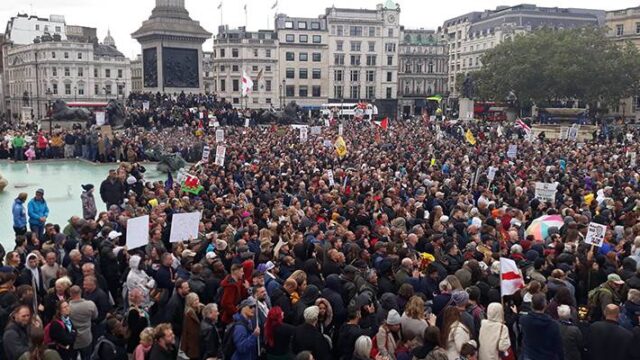 Τα μέτρα κατά της πανδημίας προκαλούν διαδηλώσεις και πολιτικό πρόβλημα στη Βρετανία
