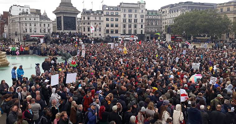 Τα μέτρα κατά της πανδημίας προκαλούν διαδηλώσεις και πολιτικό πρόβλημα στη Βρετανία