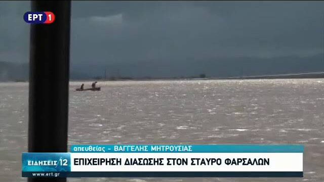 Δραματική διάσωση με σκάφος ηλικιωμένου σε πλημμυρισμένο δρόμο (video)